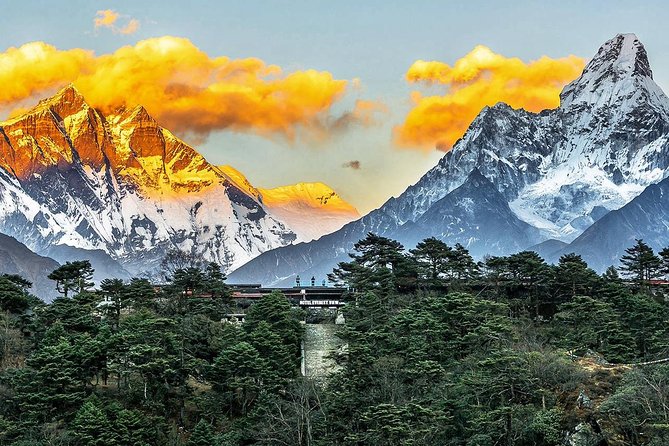 Everest Experience with Overnight Stay at Hotel Everest View - Your Day on Location: Short Trips Instead of Trekking Pain