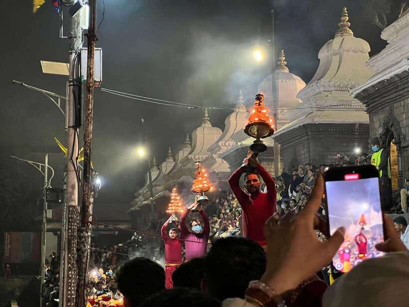 Kathmandu: Pashupatinath Evening Aarati Tour Private/Group - The main event: seeing the evening aarati by the Bagmati River